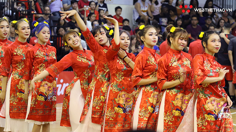Chùm ảnh: Những cô gái Saigon Hotgirls xúng xính áo dài trong trận sân nhà cuối cùng trước Tết Nguyên Đán